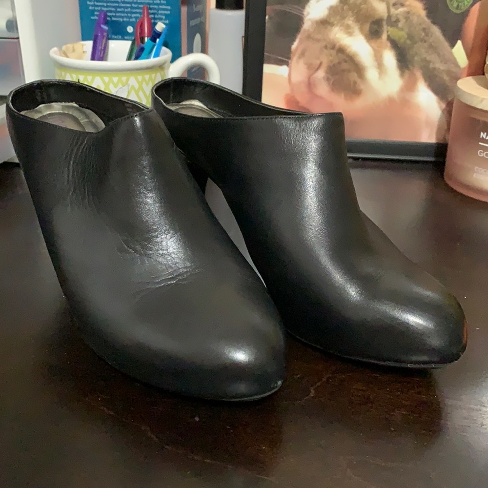 Me Too black bootie heel